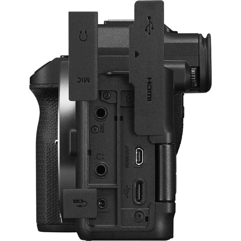 Роз’єми Canon EOS R8 Mark II на лівому боці корпусу: мікрофон, навушники, HDMI та USB-C.