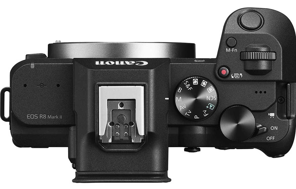 Canon EOS R8 Mark II, вигляд зверху: диск режимів, органи керування та гарячий башмак.
