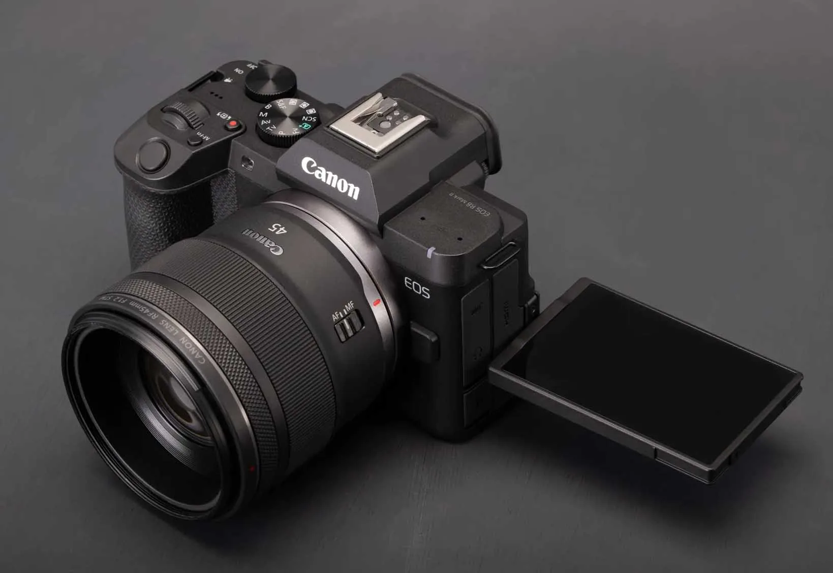 Canon EOS R8 Mark II с объективом Canon RF 45mm и поворотным экраном.